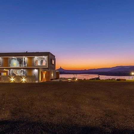 Stayvista'S Bellisimo Panorama - Lakeside Oasis With Infinity Pool, Modern Interiors, Open-To-Sky Bathtub, And Lush Green Lawn Nashik Εξωτερικό φωτογραφία